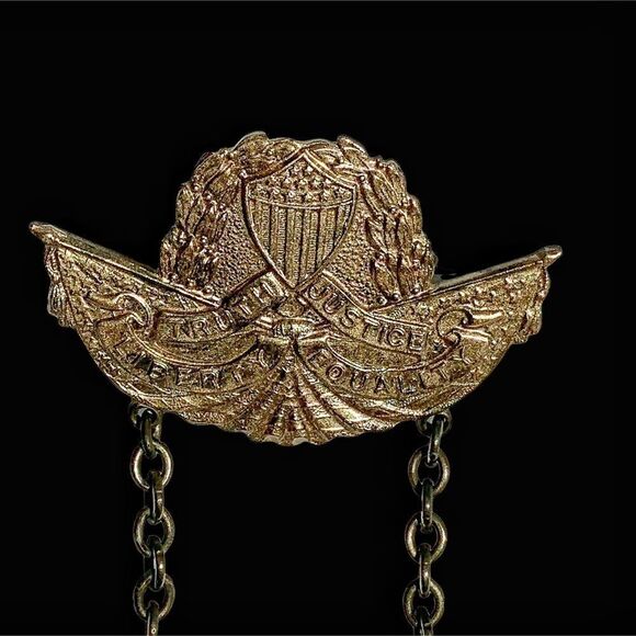 Vintage Fraternal Order of Eagles large dangling Eagle pin - Picture 5 of 7